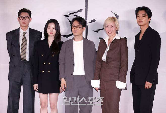 김성철, 신시아, 민규동 감독, 이혜영, 연우진(왼쪽부터)이 24일 오후 서울 용산구 CGV 용산아이파크몰에서 진행된 영화 '파과'의 언론시사회에 참석해 포토타임동안 포즈를 취하고 있다. 오는 4월 30일 개봉을 앞둔 ‘파과’는 조직에서 40여 년간 활동한 레전드 킬러 '조각'과 평생 그를 쫓은 미스터리한 킬러 '투우'의 강렬한 대결을 그린 액션 드라마이다. 김민규 기자 mgkim1@edaily.co.kr /2025.04.24/