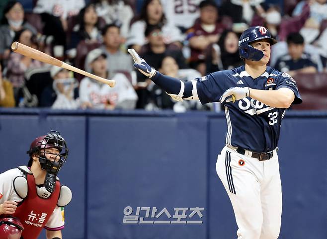 2025 KB0리그 프로야구 키움히어로즈와 두산베어스의 경기가 22일 오후 서울 고척스카이돔에서 열렸다. 9회초 2사 김재환이 1점차 추격하는 솔로홈런을 치고 배트를 던지고 있다. 고척=김민규 기자 mgkim1@edaily.co.kr /2025.04.22/