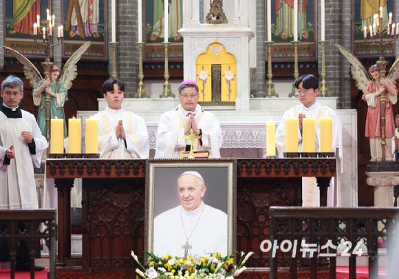 24일 오전 서울 중구 명동대성당에서 천주교 서울대교구장 정순택 대주교 주례로 프란치스코 교황 추모 미사가 거행되고 있다. [사진=사진공동취재단]