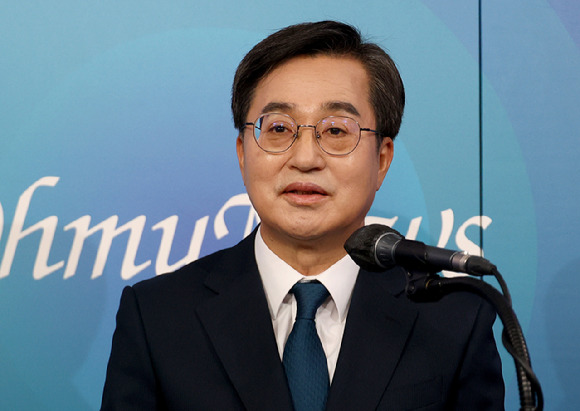 더불어민주당 제21대 대통령선거 경선에 나선 김동연 예비후보가 23일 오후 서울 여의도 오마이TV 스튜디오에서 열린 '오마이TV 초청 토론회'에서 모두발언을 하고 있다. [사진=국회사진취재단]
