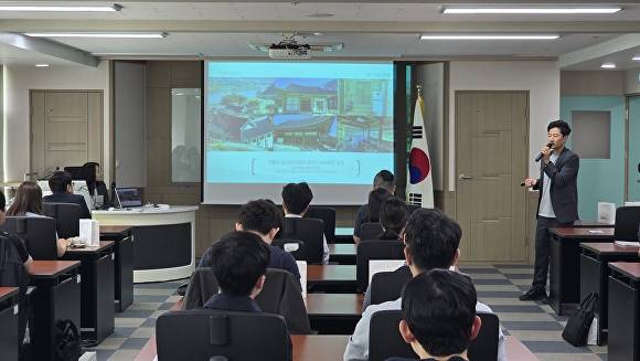 24일 달성군 담당 공무원이 기업 임직원을 대상으로 달성군 가족형 워케이션에 대한 소개를 이어가고 있다 [사진=달성군]