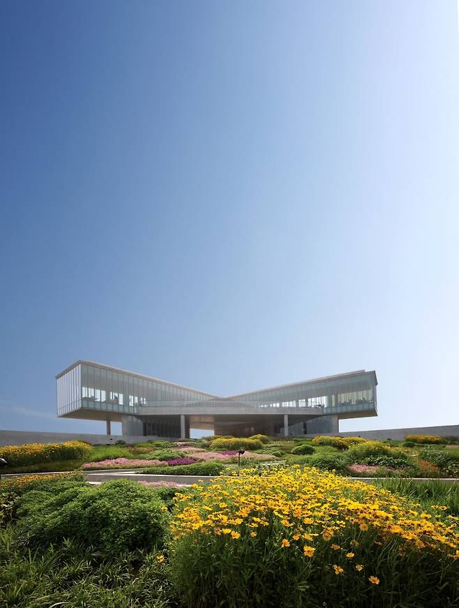 “하늘로 열리는 유리의 날개, 그 아래 계절이 꽃피운다.” (휘닉스 아일랜드 제공)