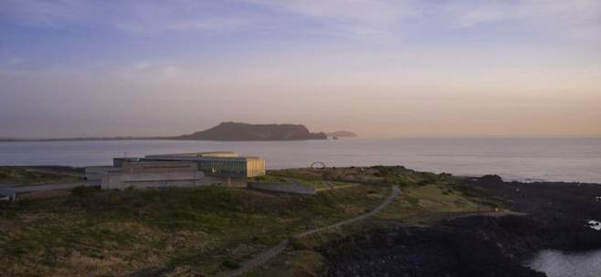 “빛이 눕는 저녁, 건축은 섬의 실루엣을 따라 고요히 숨을 고른다.” (휘닉스 아일랜드 제공)