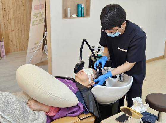 최근 웰니스 관광 명소로 선정된 전라남도 마음건강치유센터의 헤어 스파 프로그램.
