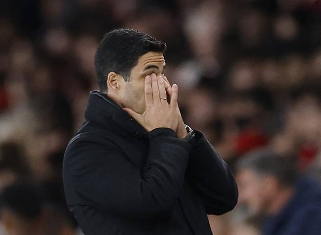 얼굴을 감싸 쥐는 아스널의 아르테타 감독. [로이터=연합뉴스]