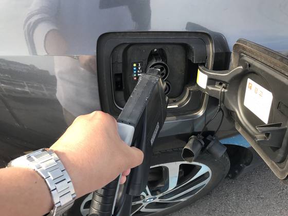 충전기와 연결 중인 전기차 렌터카. 최충일 기자