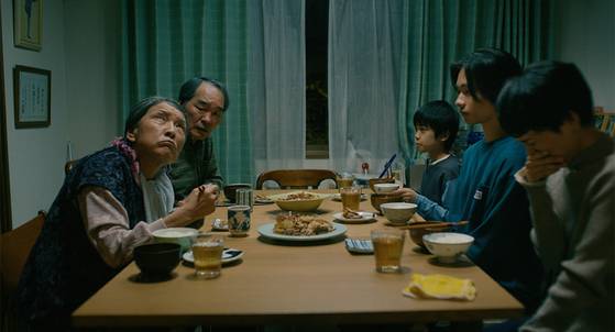 일본 공포영화 '사유리'의 한 장면. 단독주택에 이사 온 카미키 가족의 단란한 한때는 그리 오래 가지 않는다. 사진 트리플픽쳐스