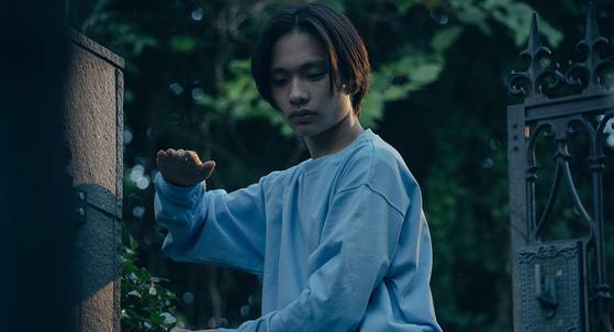 영화 '사유리'에서 원귀에 의해 가족을 잃은 중학생 노리오(미나미데 료카)는 할머니로부터 지옥훈련을 받으며 점점 강인해진다.  사진 트리플픽쳐스