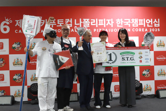 전통 나폴리피자를 재현하는 ‘피자 나폴리타나 S.T.G’에서 우승한 김혜민(오른쪽에서 두번째) 셰프. 사진 쉐프스푸드