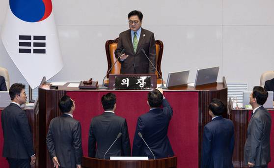 권성동 국민의힘 원내대표가 24일 오전 서울 여의도 국회 본회의장에서 열린 제242회 국회(임시회) 제6차 본회의에서 우원식 국회의장의 발언에 항의하고 있다. 국회사진기자단
