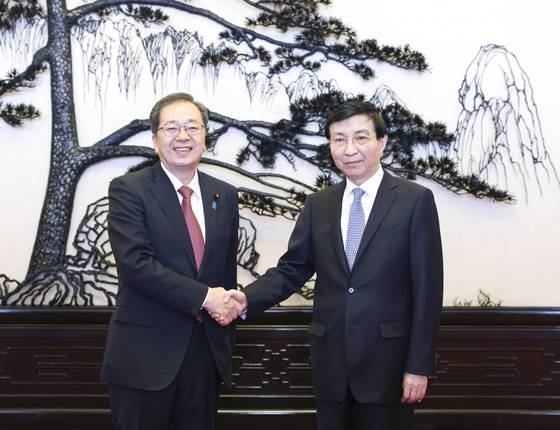 일본 사이토 데쓰오 공명당 대표(왼쪽)가 지난 23일 중국을 방문해 왕후닝 중국 정치국 상무위원 겸 전국정치협상회의 주석과 만나 악수를 나누고 있다. 신화=연합뉴스