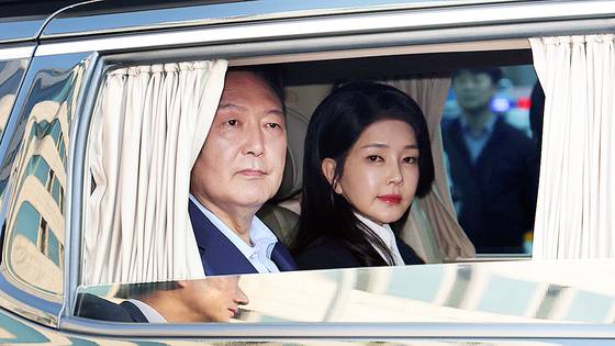 윤석열 전 대통령 부부가 지난 11일 서울 용산구 한남동 관저를 떠나 서초동 사저로 거처를 옮기고 있다. 전민규 기자