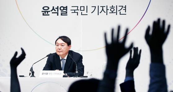 2022년 8월 17일 윤석열 전 검찰총장은 서울 서초구 매헌 윤봉길 의사 기념관에서 대선 출마 선언을 했다. 이후 기자들과 일문일답을 하는 모습. 중앙포토