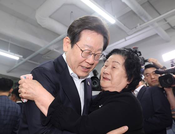 24일 오후 광주 동구 전일빌딩 245에서 더불어민주당 이재명 대선 경선 후보가 고(故) 문재학 열사의 어머니 김길자 씨와 포옹하고 있다. 문재학 열사는 노벨문학상을 수상한 한강 작가의 소설 '소년이 온다' 소설의 주인공이다. 연합뉴스