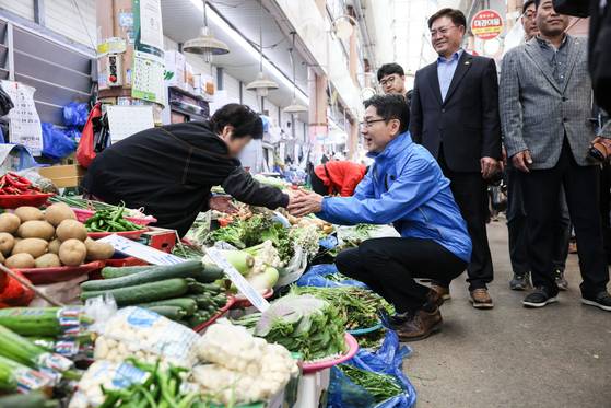 더불어민주당 김경수 대선 경선 후보가 24일 전남 목포시 동부시장에서 상인들을 만나 지지를 호소하고 있다. 연합뉴스