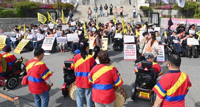 ▲ 강원장애인차별철폐연대, 강원장애인자립생활센터협의회 등 강원지역 장애인 단체들이 23일 강원도청 앞에서 장애인 이동권 보장, 자립생활 지원 등을 요구하며 장애인권리정책 페스티벌을 열었다.  방도겸