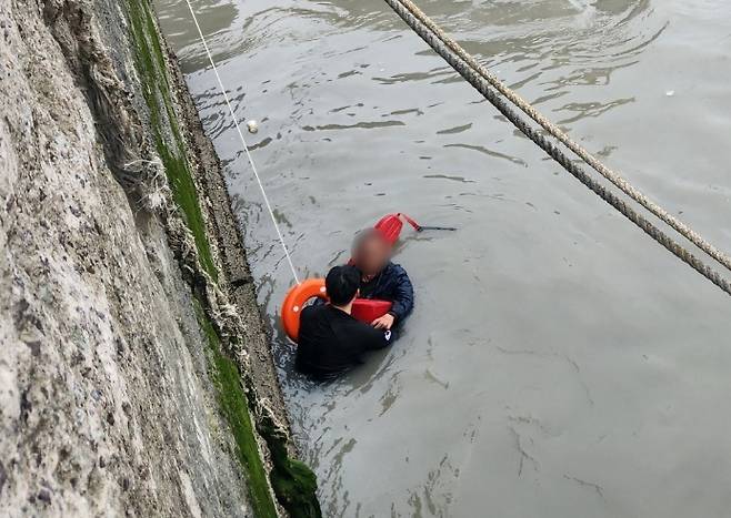 ▲ 바다에 빠진 60대 선원 해경이 구조 [목포해양경찰서]