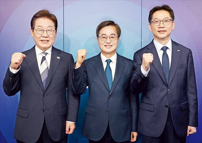 더불어민주당 대선 경선에 나선 이재명(왼쪽부터), 김동연, 김경수 후보가 23일 오마이뉴스TV 초청으로 열린 합동토론회에 앞서 구호를 외치고 있다.   /강은구 기자