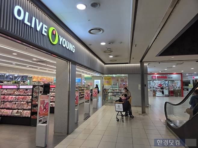 23일 오전 서울 용산구에 있는 용산아이파크몰 지하에 올리브영과 다이소가 나란히 자리잡고 있다./사진=박수림 기자