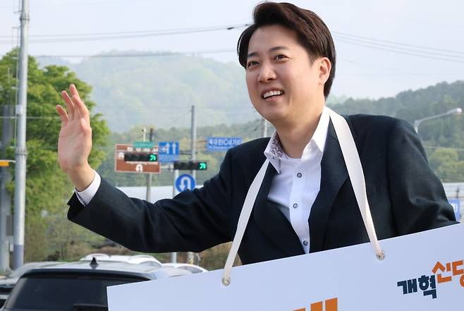 이준석 개혁신당 대선 후보가 24일 오전 대전 유성구 북대전IC 네거리에서 출근길 인사를 하고 있다. 연합뉴스