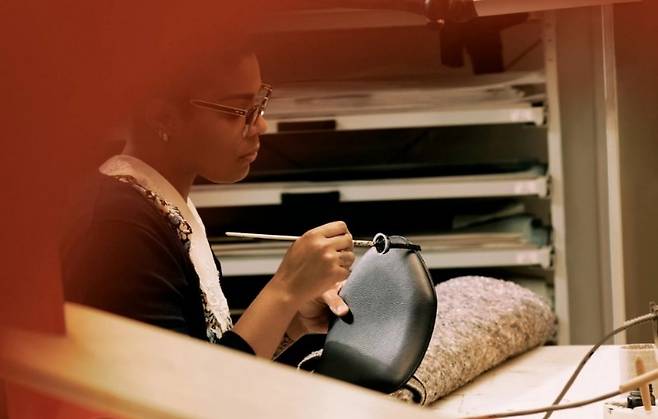 에르메스 제품을 만들고 있는 장인 / 출처. 에르메스 홈페이지