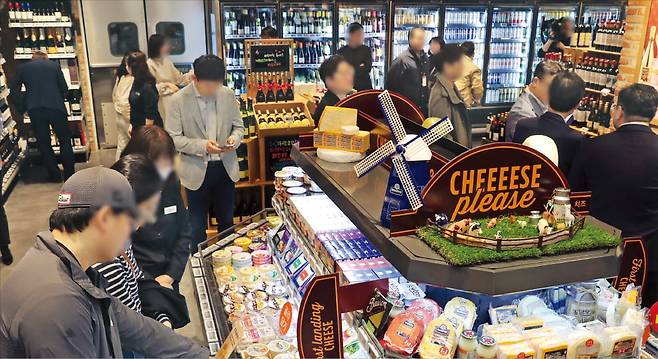 이마트 푸드마켓 고덕점의 전문 특화존에서 방문객들이 상품을 살펴보고 있다.  이마트 제공