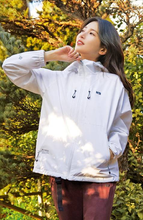 K2의 KTR 에어그리드 바람막이 자켓을 입은 K2 모델 수지. K2 제공