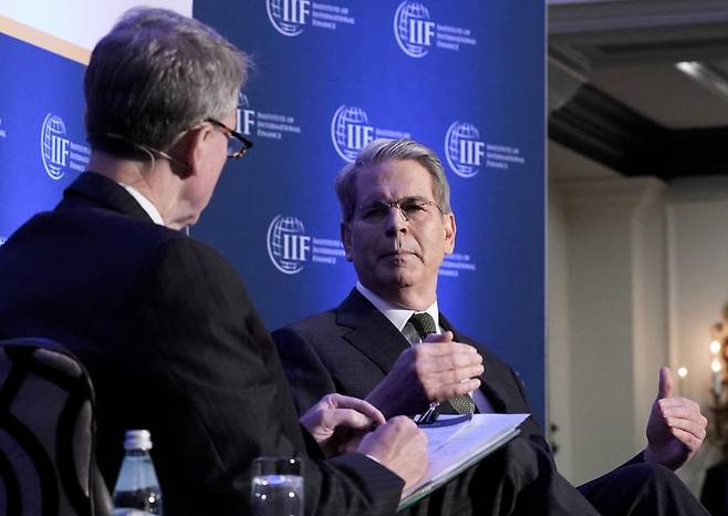 스콧 베선트 미국 재무장관(오른쪽)이 23일(현지시간) 미국 워싱턴DC 윌러드 호텔에서 열린 국제금융협회(IIF)의 글로벌 전망 포럼에 참석해 팀 애덤스 IIF 대표와 대담하고 있다. /로이터연합뉴스
