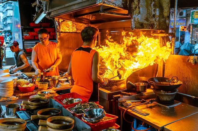 한국 여행자 사이에서도 맛집으로 이름난 다이파이동(홍콩식 포장마차) '애문생' ⓒ백종현