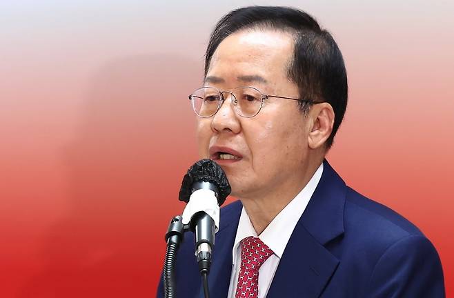 홍준표 국민의힘 대선 경선 후보가 24일 오전 서울 여의도 선거사무소에서 경선 관련 긴급 기자회견을 하기 위해 입장하고 있다. /뉴스1