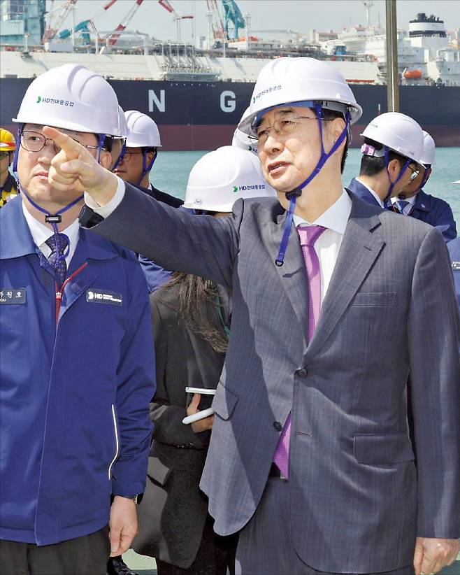 < 어제는 광주, 오늘은 울산…한덕수 ‘광폭행보’ > 한덕수 대통령 권한대행이 16일 울산에 있는 HD현대중공업 조선소에서 다산정약용함에 관한 설명을 듣고 있다.  연합뉴스