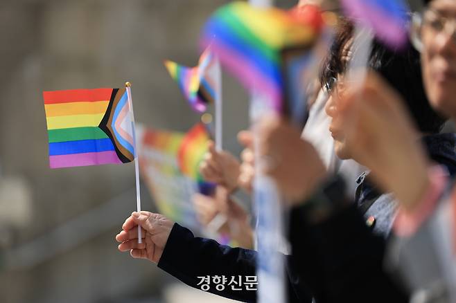 성소수자의 권리 실현을 위해 활동하는 전국 49개 인권단체 연합인 무지개행동 회원들이 24일 오전 서울 세종문화회관 앞 계단에서 ‘제21대 대선 성소수자 국정과제 요구안 발표 기자회견’을 하고 있다. 이준헌 기자