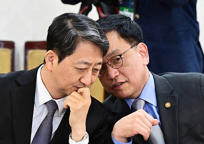 안덕근 산업통상자원부 장관(왼쪽)과 최상목 경제부총리가 지난 21일 서울 종로구 정부서울청사에서 열린 경제안보전략 TF회의에서 이야기를 나누고 있다.대통령실사진기자단