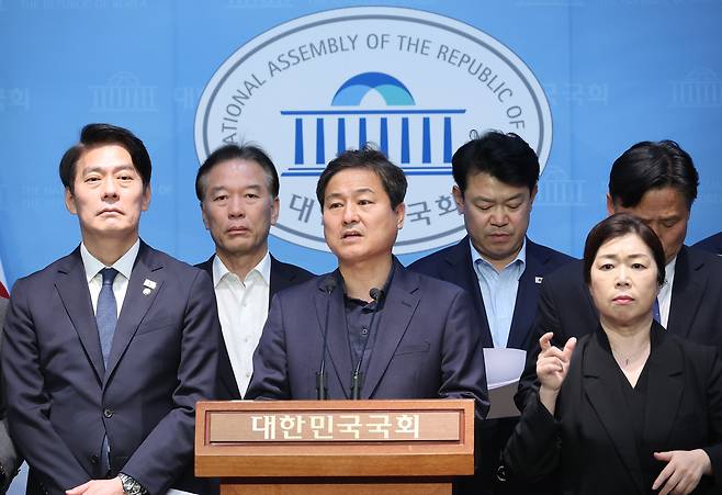 더불어민주당 전정권정치탄압대책위원회 위원들이 24일 서울 여의도 국회 소통관에서 문재인 전 대통령 기소 관련 긴급 기자회견을 하고 있다. 연합뉴스