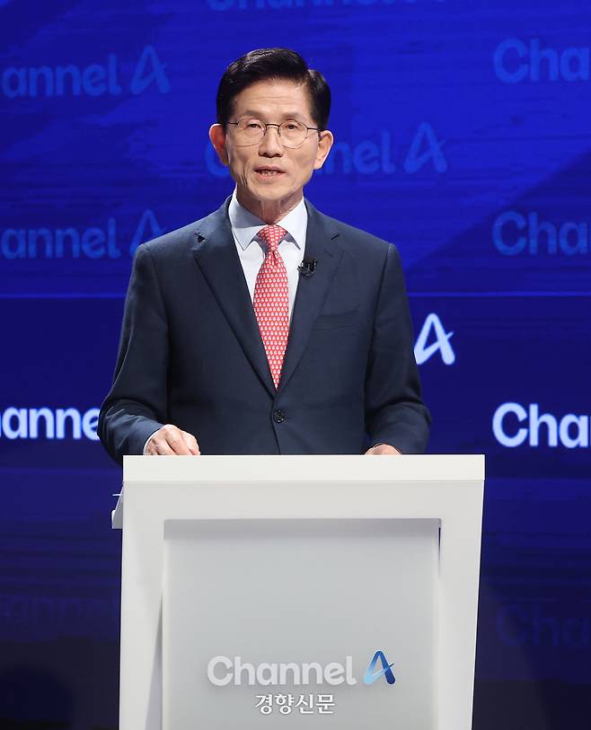 24일 서울 종로구 동아미디어센터 채널A 오픈스튜디오에서 열린 국민의힘 대선 2차 경선 맞수토론에서 김문수 후보가 리허설을 하고 있다. 국회사진기자단