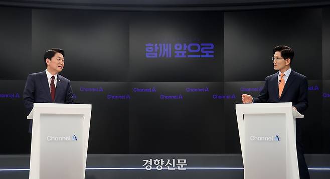 24일 오후 종로 동아미디어센터 채널A 스튜디오에서 국민의힘 대선 2차 경선 진출자인 안철수·김문수 후보가 토론 전 리허설을 하고 있다. 국회사진기자단