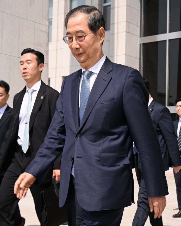 <한덕수 대통령 권한대행 국무총리가 24일 국회 본회의에서 추가경정예산안 시정연설 뒤 국회를 떠나고 있다. 2025.4.24 [국회사진기자단]