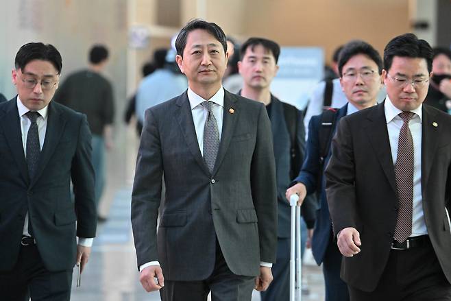 South Korean Industry Minister Ahn Duk-geun (center) departs for Washington from Incheon International Airport on Wednesday, for trade consultations with the Donald Trump administration. (Im Se-jun/The Korea Herald)