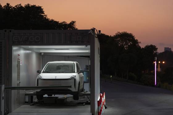 A driver gets his car battery swapped at a first-generation Contemporary Amperex Technology Limited station in Xiamen, China, on Dec. 18, 2024. [AP/YONHAP]