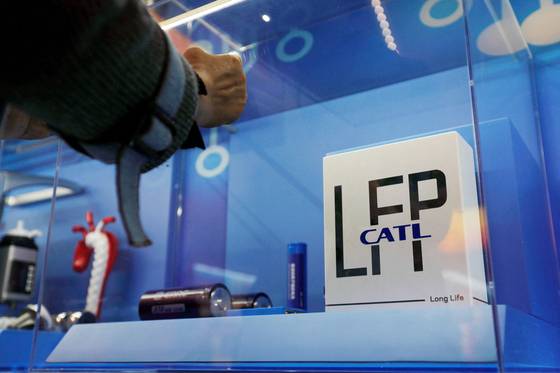 지난 2022년 10월 중국 베이징에서 열린 한 전시행사에서 CATL의 LFP배터리 제품이 전시되어있다. [로이터=연합뉴스]