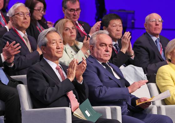 Chung Mong-joon, founder and honorary chairman of the Seoul-based Asan Institute of Policy Studies, left, and Kurt Campbell, former U.S. deputy secretary of State, attend a forum hosted by the Asan Institute of Policy Studies at a hotel in Seoul on April 23. [NEWS1]