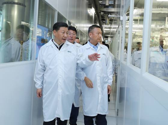 Chinese President Xi Jinping visits Wuhan Xinxin Semiconductor Manufacturing in Wuhan, capital of central China's Hubei Province, on April 26, 2018. [XINHUA/YONHAP]