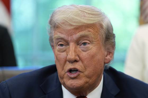 President Donald Trump speaks with reporters after signing executive orders in the Oval Office of the White House on April 23, 2025, in Washington. [AP/YONHAP]