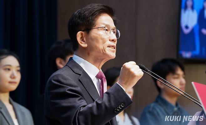 김문수 전 고용노동부 장관이 지난 9일 서울 영등포구 국회 소통관에서 열린 ‘제21대 대통령 선거’ 경선 후보 출마 선언 기자회견에서 발언하며 주먹을 불끈 쥐고 있다. 유희태 기자