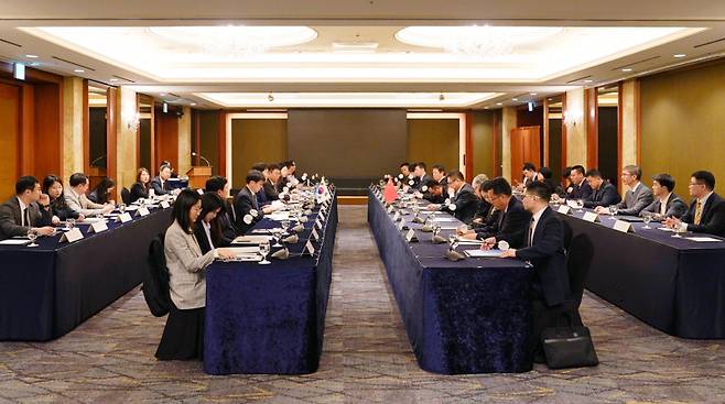 지난 23일 서울 시내 모처에서 제3차 해양협력대화가 열리고 있다. 이번 행사에서 양국의 200해리 배타적경제수역(EEZ)이 겹치는 서해 잠정조치수역에 중국이 일방적으로 설치한 구조물 문제가 주요하게 다뤄졌다. 외교부 제공