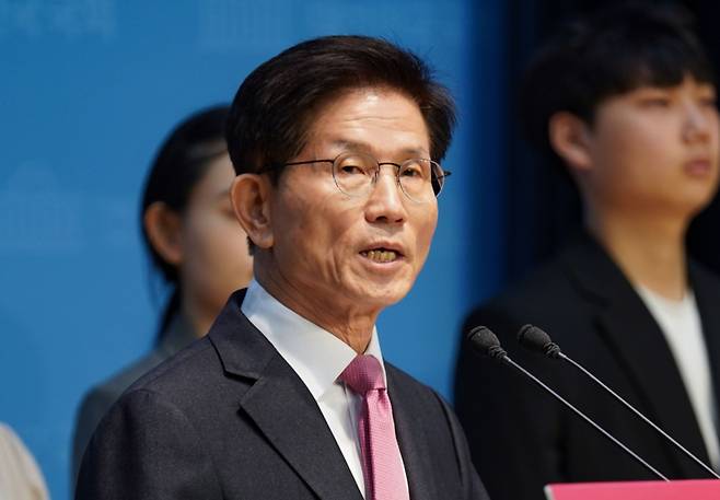 김문수 전 고용노동부 장관이 9일 서울 영등포구 국회 소통관에서 ‘제21대 대통령 선거’ 경선 후보 출마를 선언하고 있다. 유희태 기자