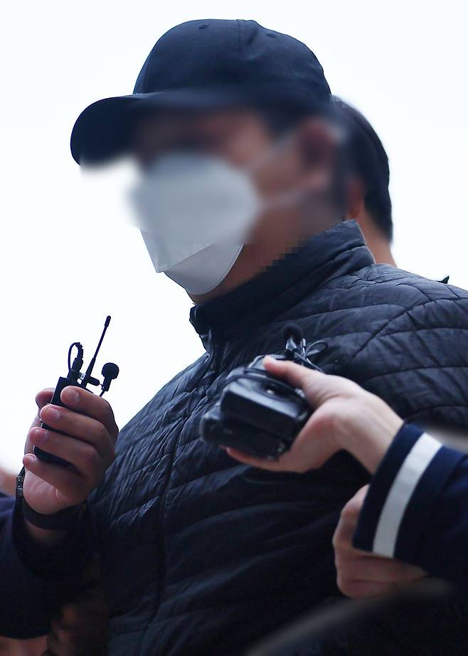 서울 강북구 미아동 한 마트에서 흉기 난동을 부린 30대 남성 A씨가 24일 구속전 피의자심문(영장실질심사)을 받기 위해 서울북부지법으로 출석하고 있다. 연합뉴스