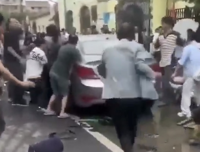 22일 중국 저장성 진화시 수멍향의 한 초등학교 앞에서 차량이 사람들 속으로 돌진한 사고 현장. 엑스 캡처