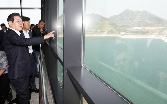 이재명 더불어민주당 대선 경선 후보가 24일 전북 김제 새만금33센터를 방문해 새만금 일대를 살펴보고 있다. 이 후보는 90%대 득표율 사수를 위해 2박3일간 호남 숙박 유세에 나서며 집토끼 잡기에 나섰다. 연합뉴스