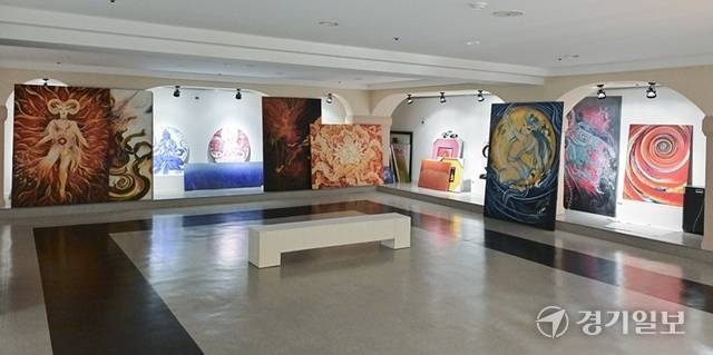 아트린 뮤지엄 Space of Meditation 전시의 3관에 전시된 탱화의 재해석 전경 모습. 홍기웅기자